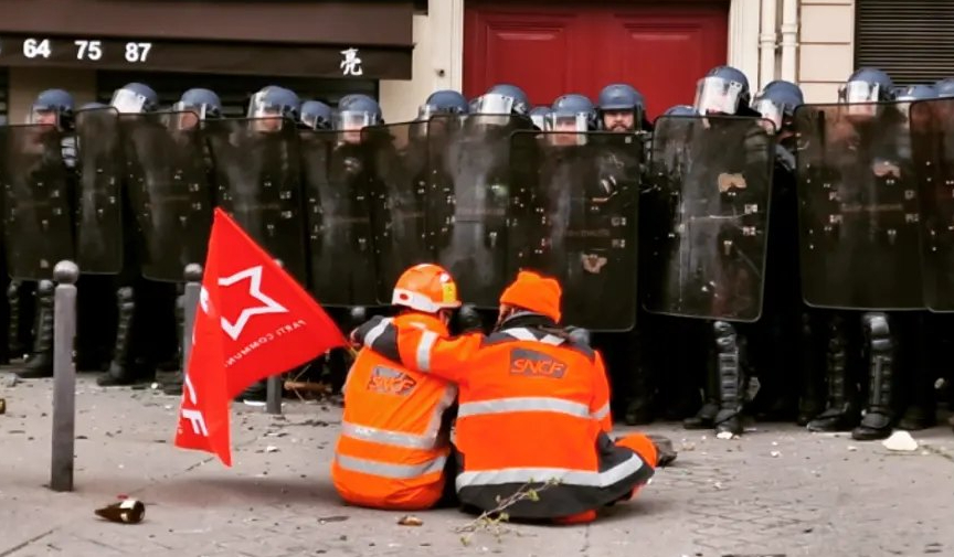 agent sncf devant mur de crs